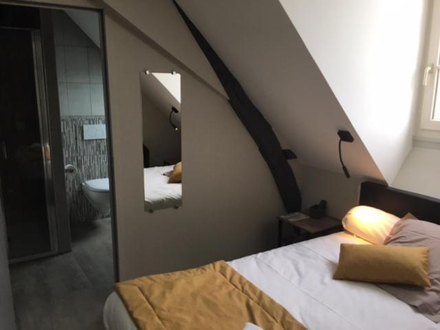 Le Relais Hotel Saint-Quentin-les-Anges Екстериор снимка