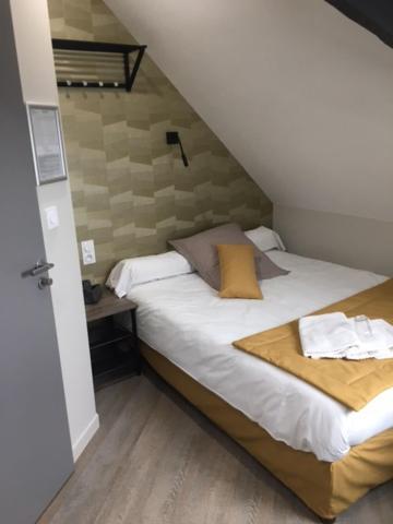 Le Relais Hotel Saint-Quentin-les-Anges Екстериор снимка