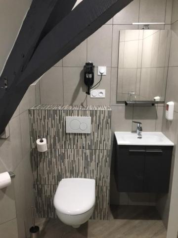 Le Relais Hotel Saint-Quentin-les-Anges Екстериор снимка