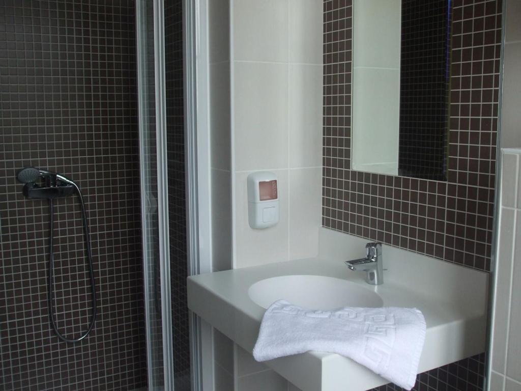 Le Relais Hotel Saint-Quentin-les-Anges Екстериор снимка