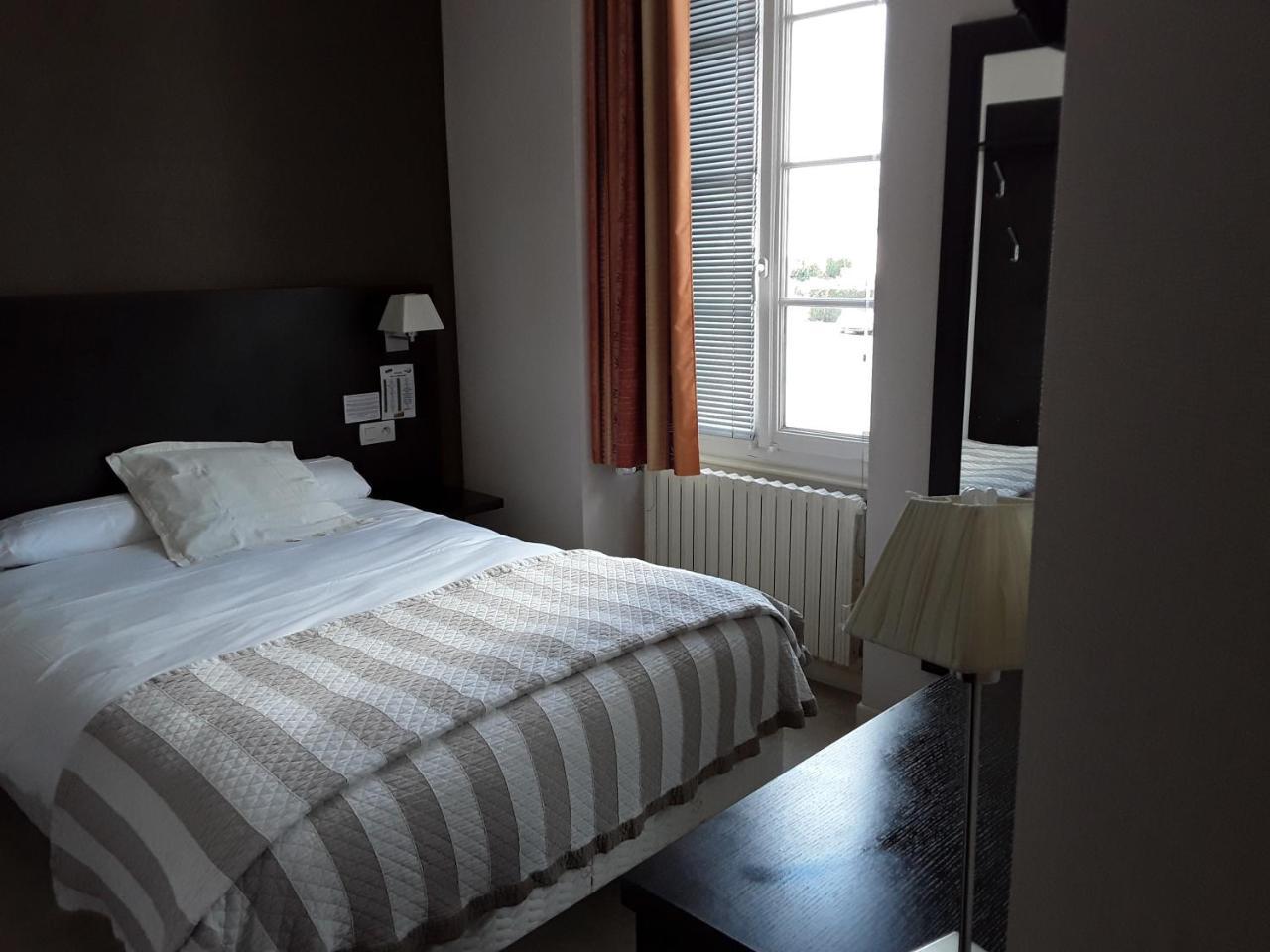 Le Relais Hotel Saint-Quentin-les-Anges Екстериор снимка